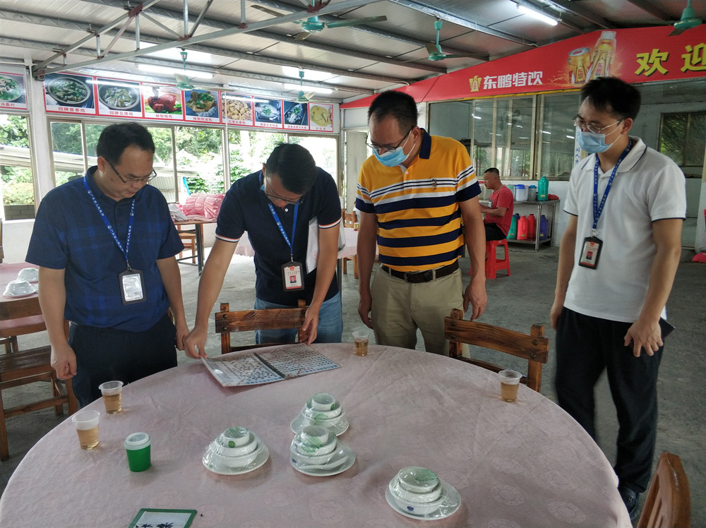 清城區(qū)市場監(jiān)管局領(lǐng)導(dǎo)班子帶隊(duì)開展“中秋、國慶”節(jié)前安全大檢查1.jpg