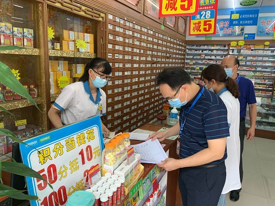 （圖為黃勁鋒局長、個私企徐國奇副書記檢查藥店落實購藥實名登記情況）.jpg