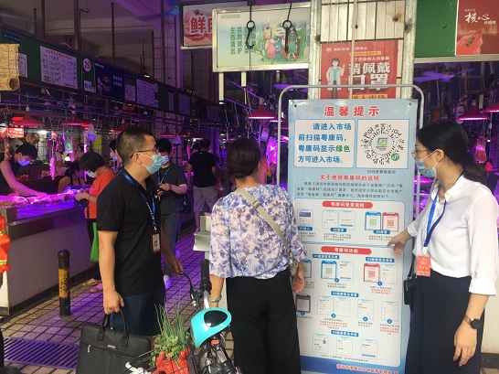 （圖為潘秀佳副局長督導(dǎo)農(nóng)貿(mào)市場防疫情況并提醒市民做好個人防護）.jpg