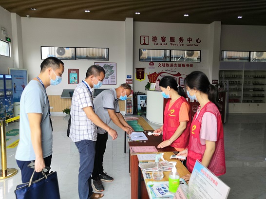 （圖為東城所人員到金雞巖、牛魚嘴、黃騰峽景區(qū)開展疫情防控檢查）.jpg