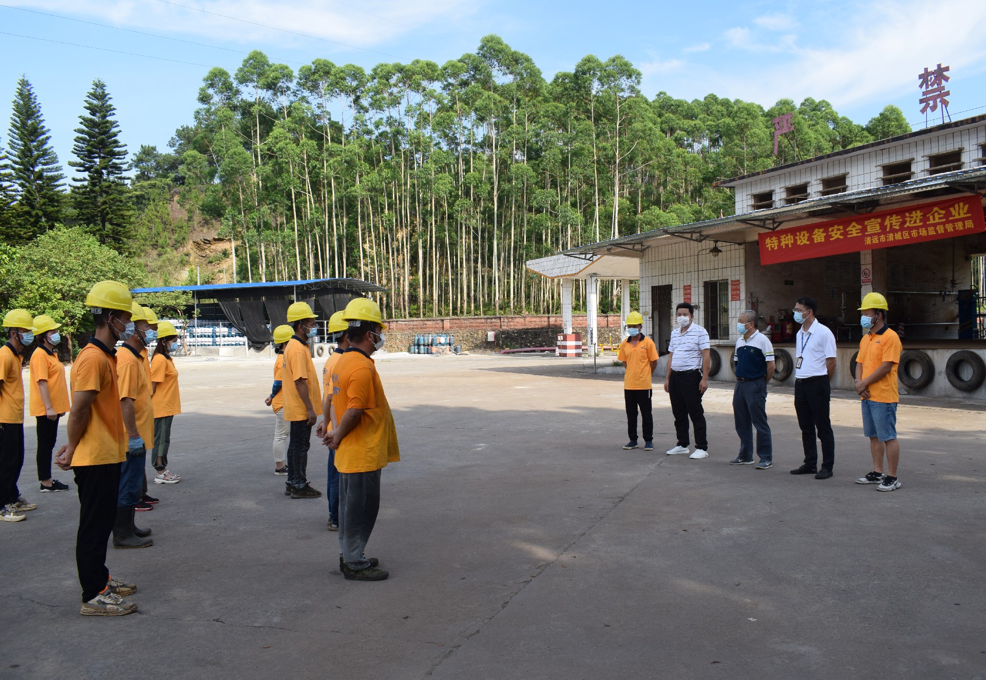 （圖為搶險(xiǎn)成功，宣布解除警戒。）.jpg