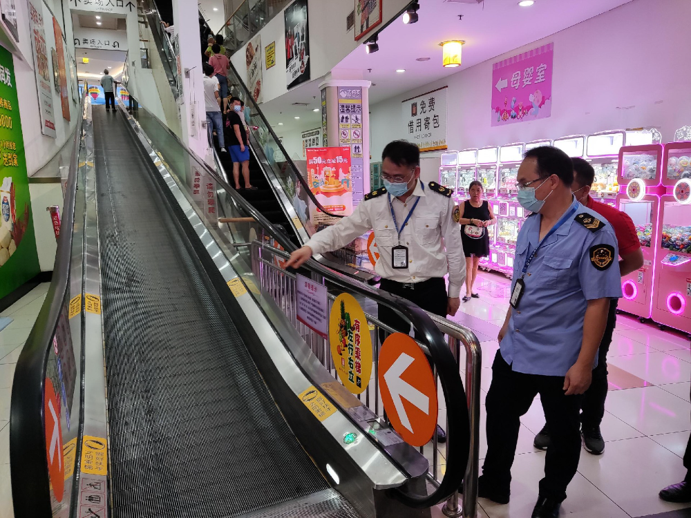 區(qū)市場監(jiān)管局開展節(jié)前專項檢查 護航“兩節(jié)”安全2.jpg