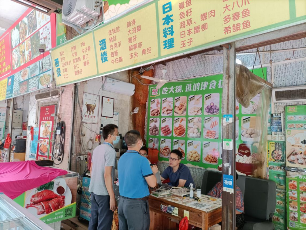 圖一為執(zhí)法人員對冷庫進行食品安全檢查.png