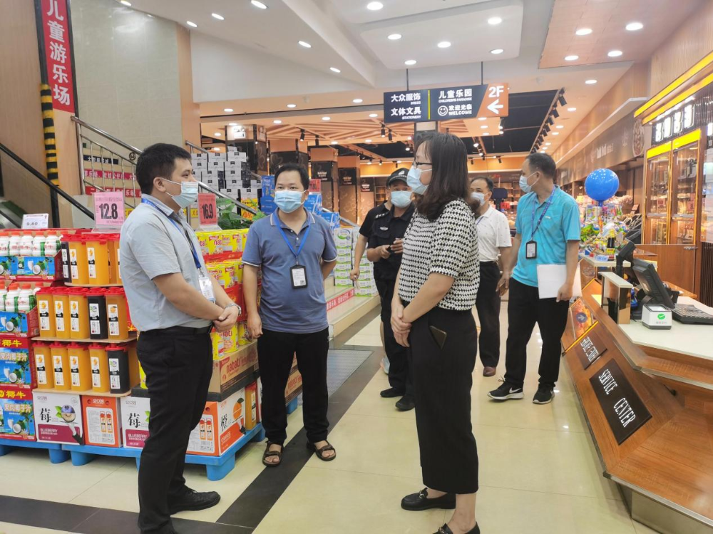 圖片二為執(zhí)法人員對超市進行食品安全檢查.png