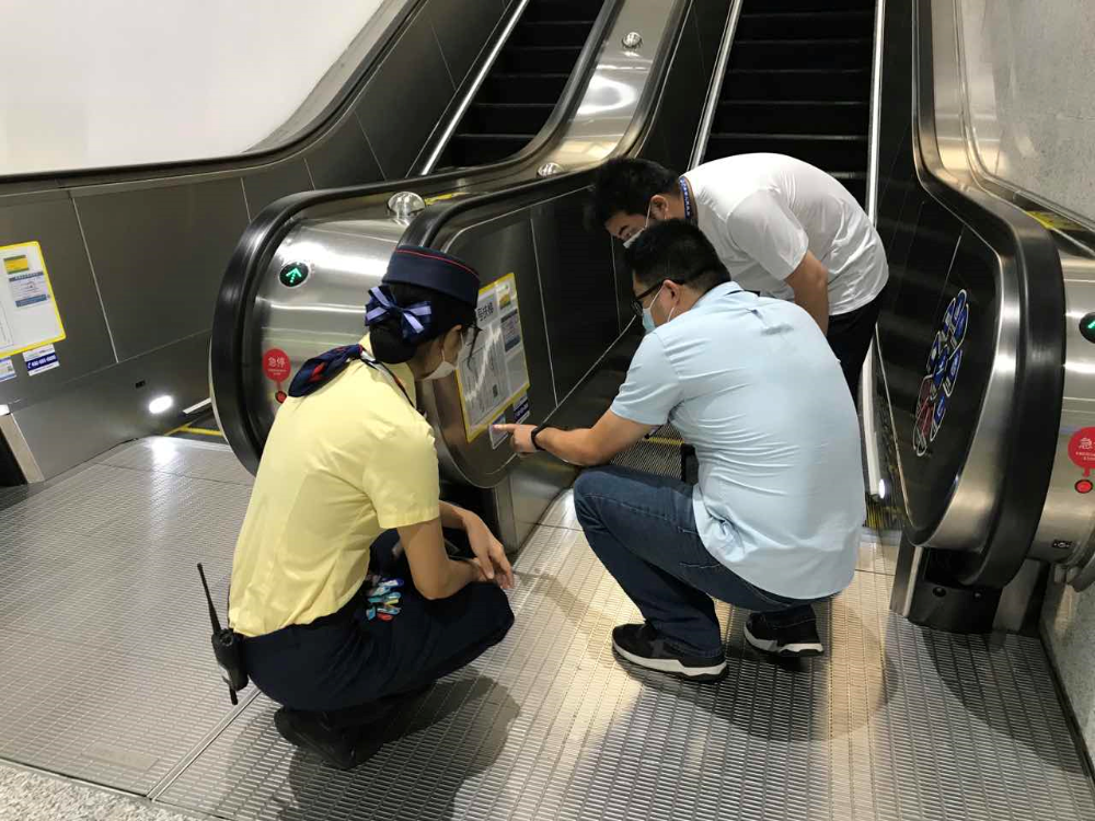 圖片三為執(zhí)法人員對超市手扶電梯進行安全檢查.jpg
