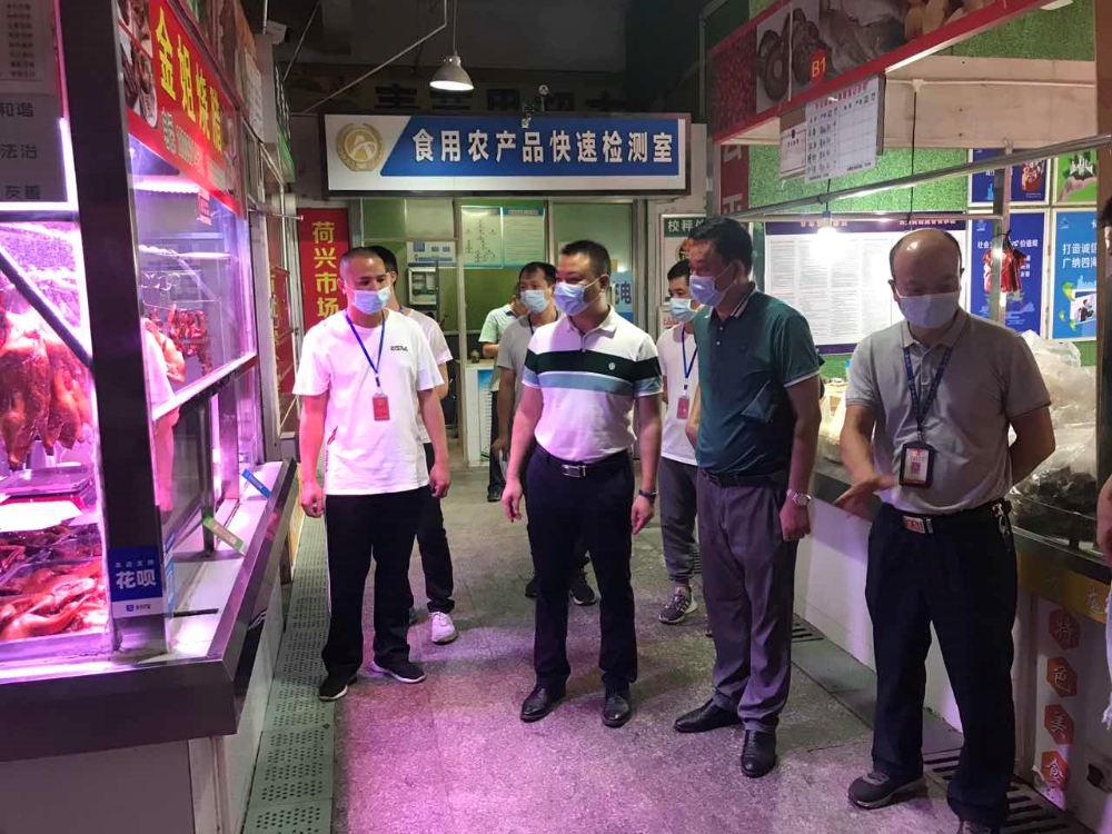 圖片四為執(zhí)法人員對集貿(mào)市場進行疫情防控檢查.jpg