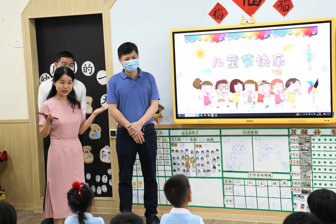 廖副書(shū)記深入班級(jí)了解幼兒學(xué)習(xí)活動(dòng)情況.jpg