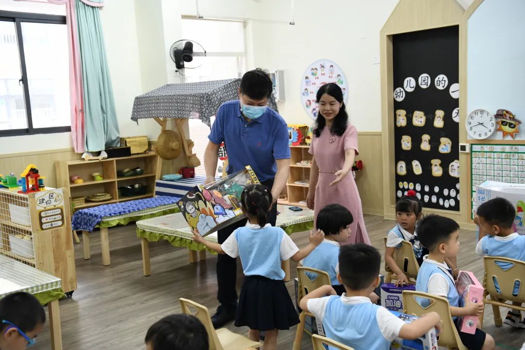 廖副書(shū)記為幼兒送上六一慰問(wèn)禮物.jpg